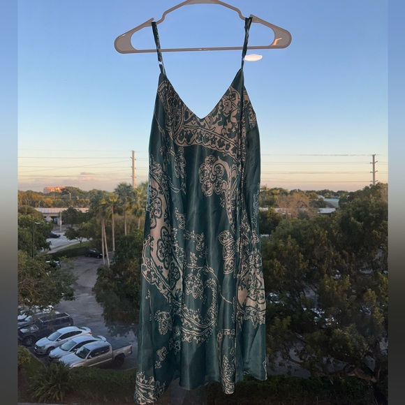 Silky blue and white dress with tie in front! - Picture 5 of 6